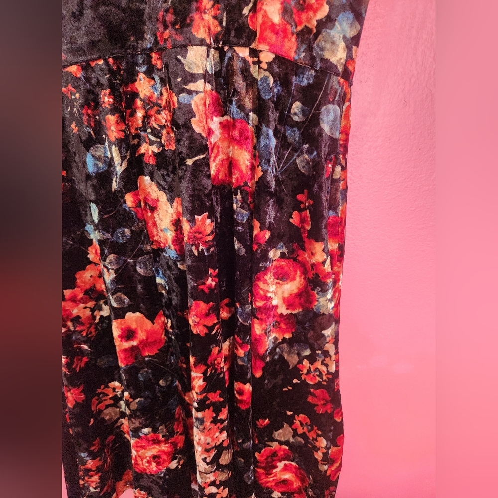 Floral Midi Dress - Black and Red - Picture 7 of 10